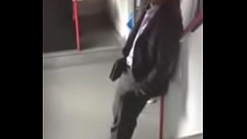 возбужденный парень в метро