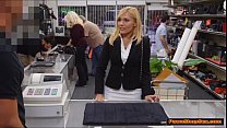 Une MILF blonde tente de profiter de la bite de ses propriétaires dans Pawnshop