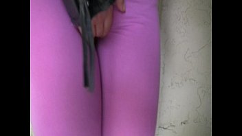 Chica rubia orina sus leggings de spandex afuera