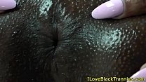 Соло-чернокожий шмель мастурбирует игрушкой ее задницу крупным планом