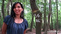 Exposição amadora Georgous Milf se encontra em um bosque antes do sexo anal em casa