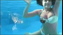 Natasha Karalova - montre le cul dans la piscine