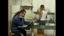 BritishTeen figliastra seduce in cucina per il sesso