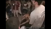 Vadias excitadas da faculdade fazem sexo durante uma festa da fraternidade