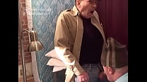 Viejo abuelo recibiendo su polla chupada por un chico tímido