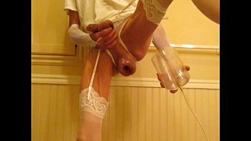 大きなパイパンコック、ボール、お尻と拳のファックをポンピング