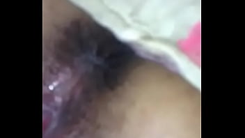Schwarzes Teen betrügt sendet ein Video, in dem sie mit ihrer Muschi spielt