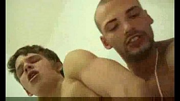 Twink cachondo con chico musculoso sexo sin condón en Praga @praguefan