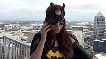Batgirl rettet die Stadt mit, indem sie Bösewichte Schwanz mit Footjob ablässt