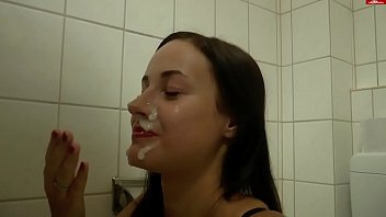 alemão chupando e fodendo no banheiro público
