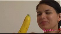 Практическое руководство: молодая брюнетка учит банану