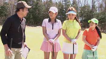 Азиатские юные девушки играют в гольф обнаженными