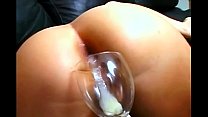 2 schlampen trinken sich gegenseitig anal creampie aus einem glas