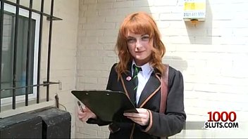 赤毛は彼女のお尻を破壊します