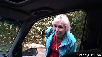 La vecchia nonna viene presa dalla strada e scopata