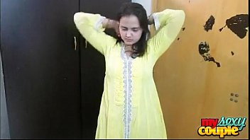 Bhabhi Sonia indiana em terno Shalwar amarelo ficando nua no quarto para fazer sexo