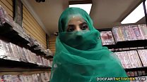 Надя Али развлекается с черным членом в глорихоле