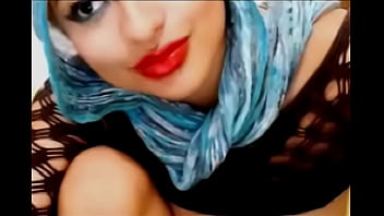 Une salope arabe joue avec un gode devant la caméra - Regardez en direct sur EliteArabCams.com