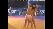 Loira vs morena de topless catfight 03