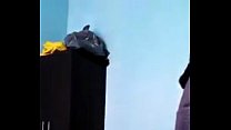 Очень горячая брюнетка отсасывает у меня, а затем заставляет кончить внутрь, что извращенные богатые центоны