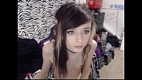 Uma bela e jovem exibicionista acaricia o clitóris na frente de sua webcam