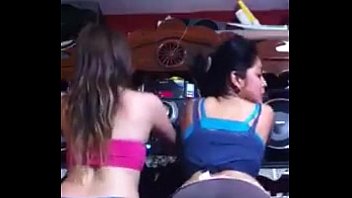Schulmädchen tanzen Reggaeton