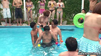Азиатские шлюшки с худой задницей развлекаются у бассейна