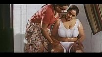 Sharmile prend un massage à l'huile