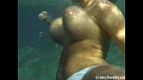 Lesbiana tetona bajo el agua