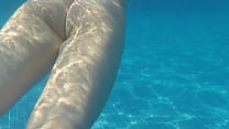 Frau Tanga Schwimmen im Pool Cameltoe