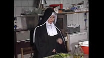 Monja alemana enculada en la cocina