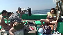 Asiatische Schlampen werden auf einem Fischerboot gefickt