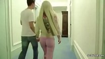 La pornostar scopa con un giovane fan subito dopo la messa in albergo