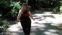 Marchant dans le parc