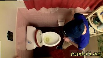 Titãs adolescentes nus fazendo sexo gay descarregando no vaso sanitário