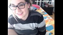 Vollbusiges Teen fingert hart vor der Webcam - HornyTeenCam.com