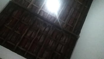 Возбужденная милфа с большой задницей трахается на мамином диване во время работы по дому