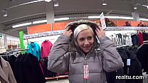 Безупречная чешская телочка соблазнена в торговом центре и оттрахана в видео от первого лица