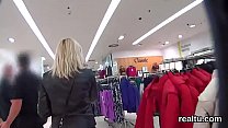 Поразительная чешская малолетка соблазнена в торговом центре и оттрахана в видео от первого лица