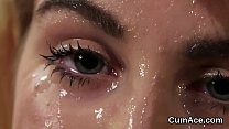 Необычная персик получает сперму на ее лицо, глотая все сливки