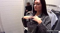 Сочная чешская тинка соблазнена в торговом центре и оттрахана в видео от первого лица