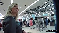 Очаровательная чешская девушка соблазнена в торговом центре и оттрахана в видео от первого лица