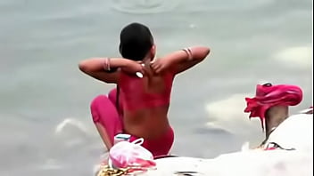 Femme indienne se baignant dans le Gange