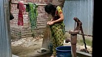 ragazza che fa il bagno all'aperto per il video completo http://zipvale.com/FfNN