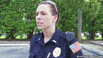 Un poliziotto femmina tira su il sospetto nero e succhia il suo cazzo