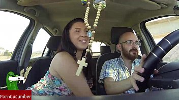Ella chupa la polla mientras él conduce el coche