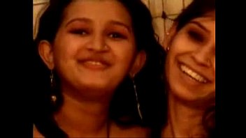 Desi lesbiche indiane amatoriali hanno sesso sporco con strapon