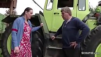 Une agricultrice cherche une truie - une MILF le fait avec des inconnus en tracteur