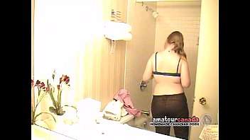 Пухлая ботанистая тинка перед скрытой камерой принимает душ в мотеле