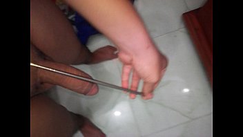 Viet Trai utilise des baguettes pour couper la flûte
